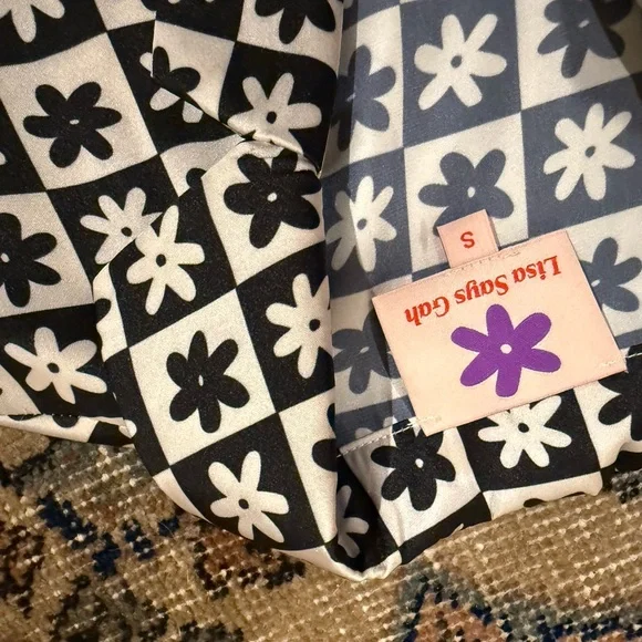 Lisa Says Gah Black and White Floral Button Down camp Shirt - Picture 3 of 3